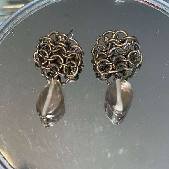 Interesting chain mail post earrings with gray glass drop stone - Picture 1 of 3